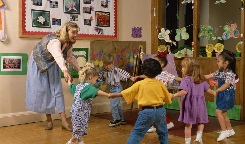 children from different races playing together at nursery